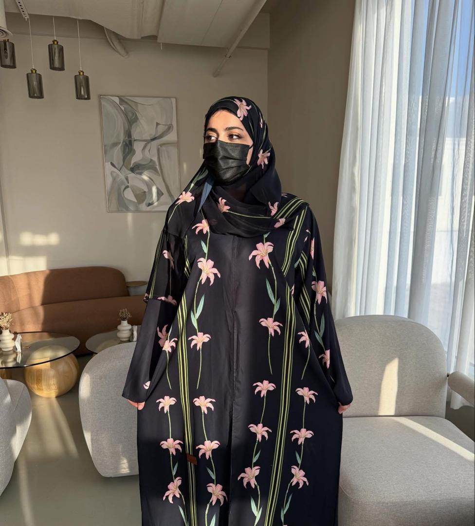 عباية سوداء مطرزة